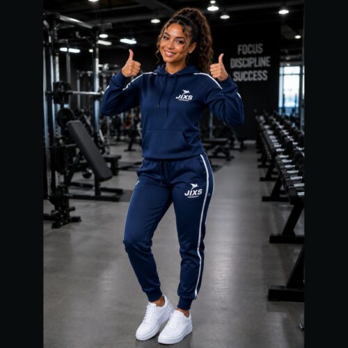 Femme portant un sweat et un jogging bleus JIXS Premium, entièrement visible