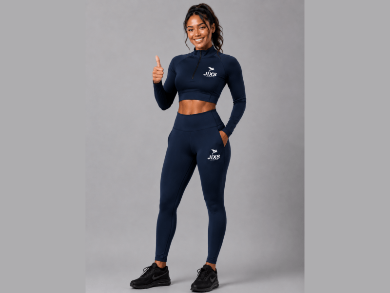 Femme portant un legging et un haut bleu JIXS Performance, entièrement visible