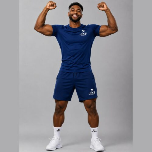 Homme portant un ensemble bleu JIXS avec t-shirt et short, entièrement visible